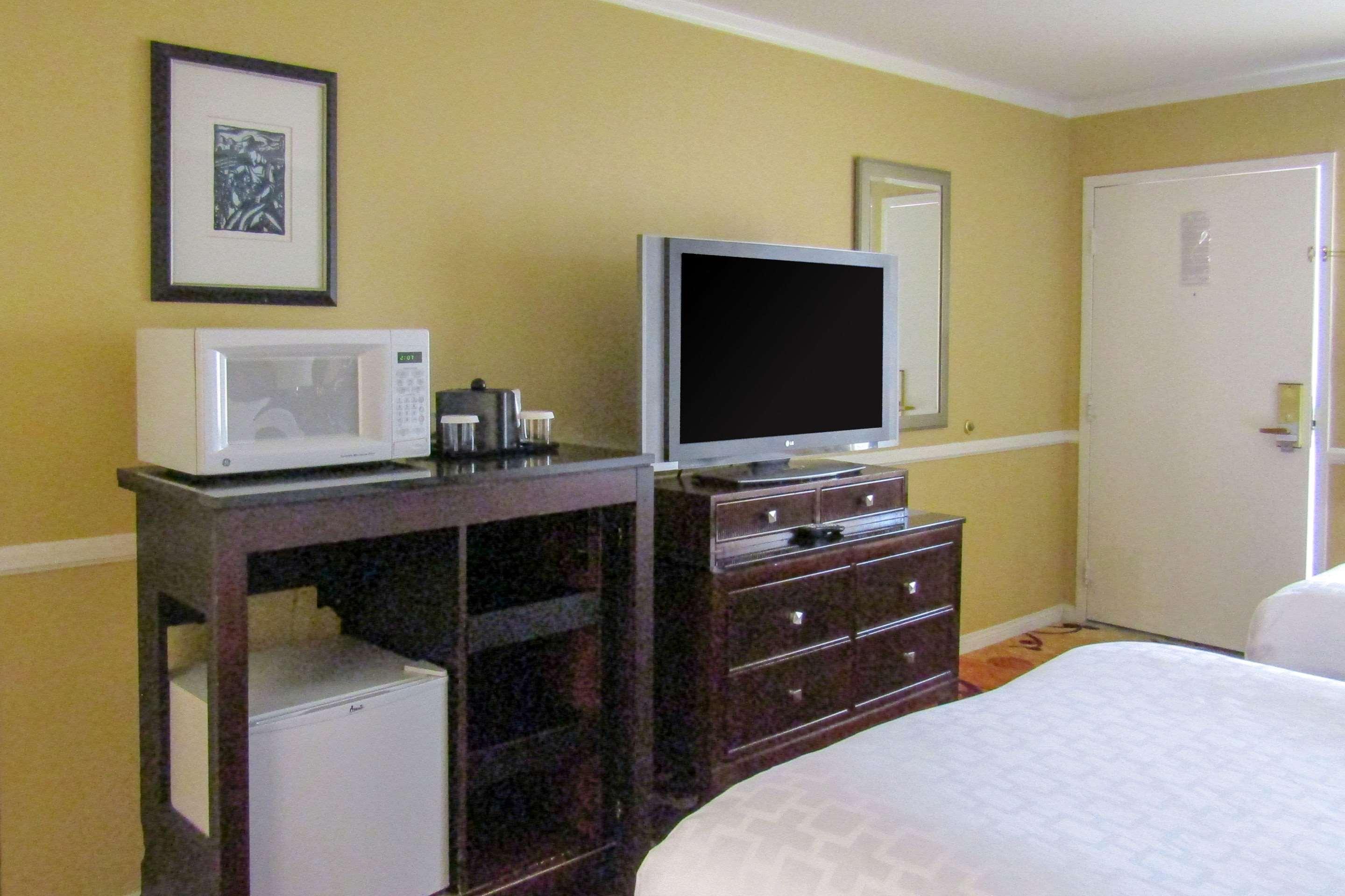 Clarion Near China Naval Station Locanda 2*